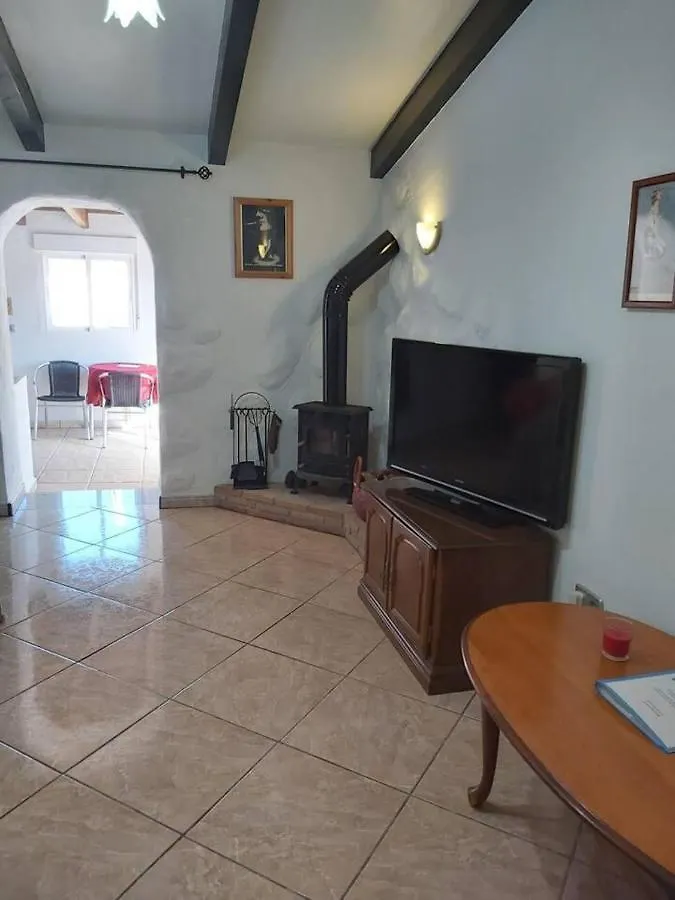 2-Bed Villa With Pool Garden & Parking Near Seron