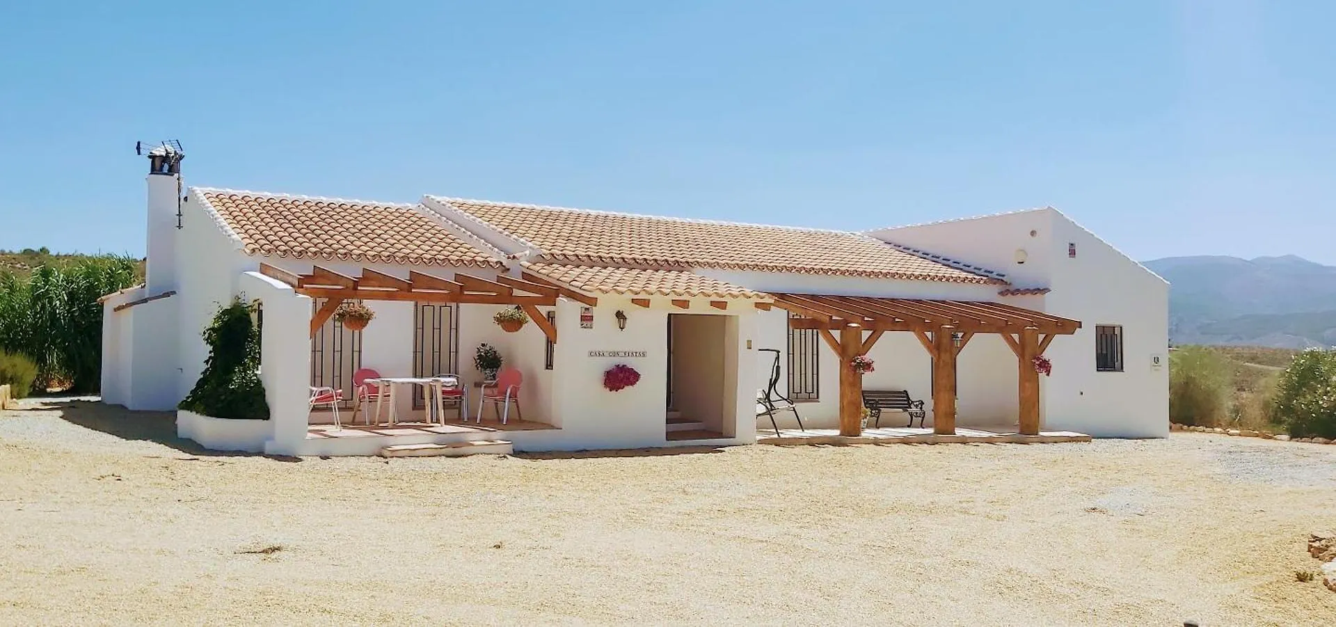 2-Bed Villa With Pool Garden & Parking Near Seron